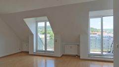 bezugsfertige 2-Raum-Dachgeschoss mit 2 Balkons, EBK möglich, Hausmeisterdienste inklusive
