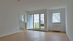 kleine 1-Raum-Wohnung mit Dusche und Balkon im Hochparterre, Kabel-TV und Hausservice inklusive