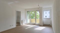 bezugsfertig neu renovierte 2-Zimmer-Wohnung mit Service, Aufzug und Balkon, EBK möglich