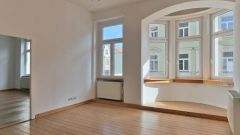 helle 2-Raum-Wohnung mit Parkett und Holzdielung, Stuckdecken, Balkon und EBK in der Innenstadt