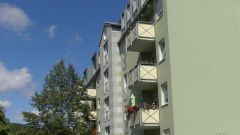 helle Etagenwohnung mit Lift und Balkon in der Heinrich-Heine-Straße, Laminatböden, EBK möglich